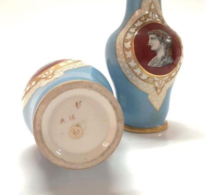 Paire de vases balustre en porcelaine, décor...