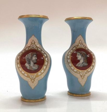 Paire de vases balustre en porcelaine, décor...