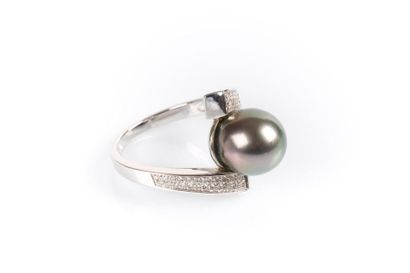 Bague en or blanc soutenant une perle de...