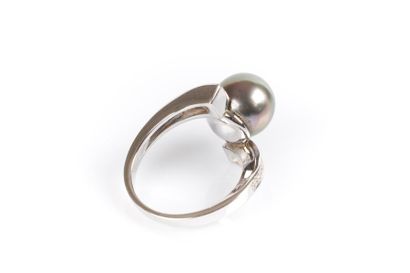 Bague en or blanc soutenant une perle de...