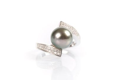 Bague en or blanc soutenant une perle de...