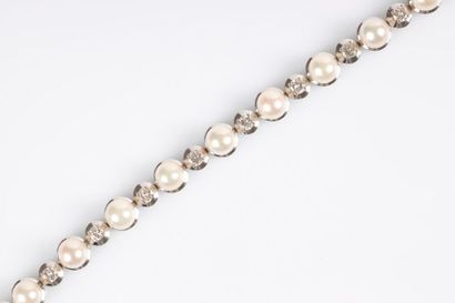 Bracelet ligne en or gris serti de 13 perles...