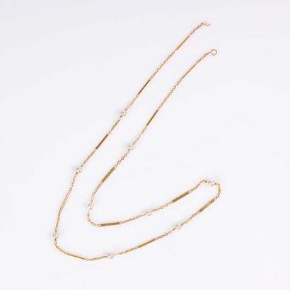 Collier en or sertie de 9 perles de culture....