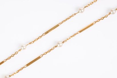 Collier en or sertie de 9 perles de culture....