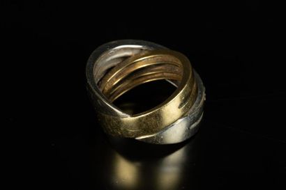 Large bague en or de deux tons, décor de...