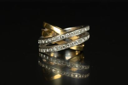 Large bague en or de deux tons, décor de...