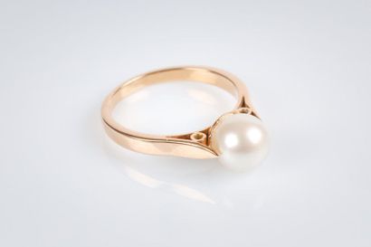 Bague en or rose sertie d'une perle de culture....