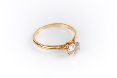 Bague solitaire en or sertie d'une pierre...