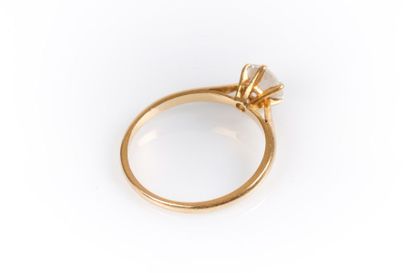 Bague solitaire en or sertie d'une pierre...