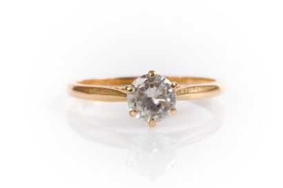 Bague solitaire en or sertie d'une pierre...
