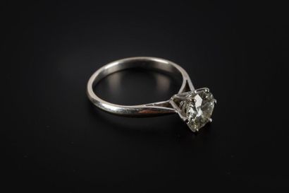 Bague solitaire en or gris sertie d'un diamant...