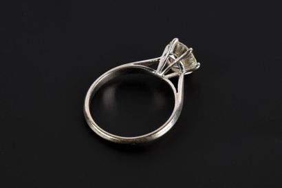 Bague solitaire en or gris sertie d'un diamant...