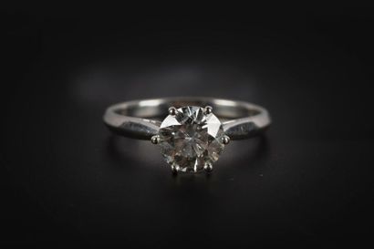 Bague solitaire en or gris sertie d'un diamant...