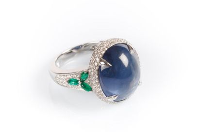Bague en or blanc ornée d'un saphir ovale...
