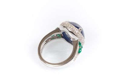 Bague en or blanc ornée d'un saphir ovale...
