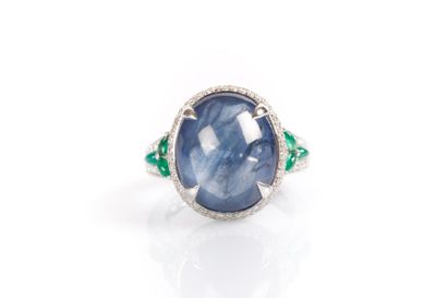 Bague en or blanc ornée d'un saphir ovale...