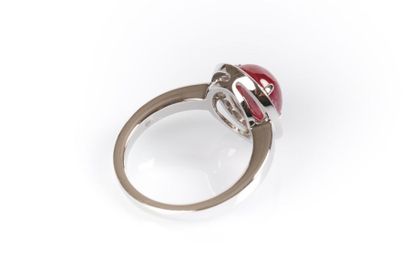 Bague en or blanc sertie 4 griffes d'un rubis...