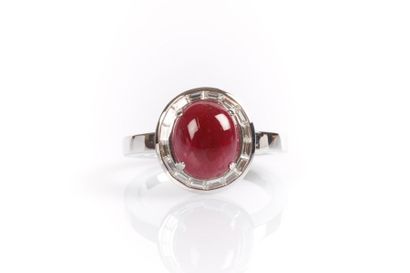 Bague en or blanc sertie 4 griffes d'un rubis...