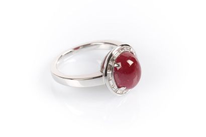 Bague en or blanc sertie 4 griffes d'un rubis...