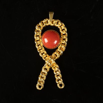 Pendentif en or en forme de noeud sertie...