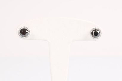 Paire de boucles d'oreilles en or blanc serties...