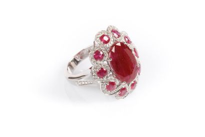 Importante bague en or blanc centrée d'un...