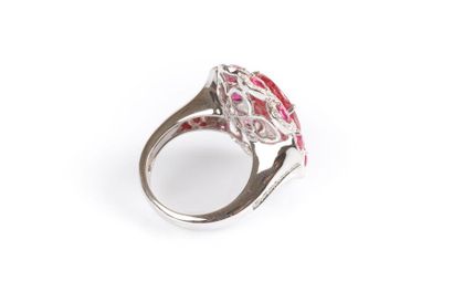 Importante bague en or blanc centrée d'un...
