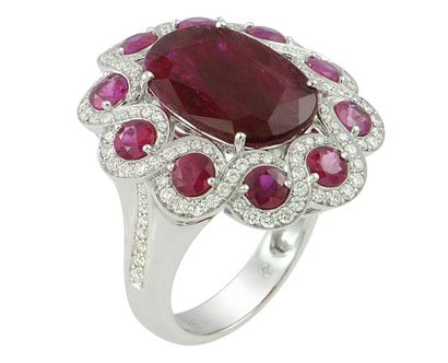 Importante bague en or blanc centrée d'un...