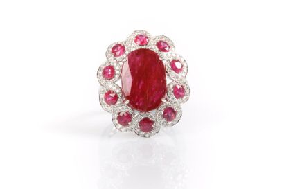 Importante bague en or blanc centrée d'un...