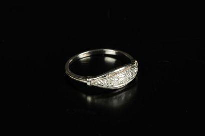 Fine bague en or gris sertie de 5 diamants...