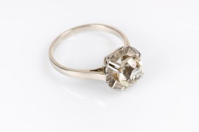 Bague en or gris et platine sertie d'une...