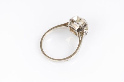 Bague en or gris et platine sertie d'une...