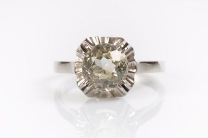 Bague en or gris et platine sertie d'une...