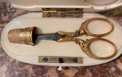 Nécessaire de couture en or de deux tons:...