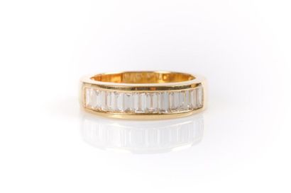 Alliance rail en or sertie de diamants baguettes...