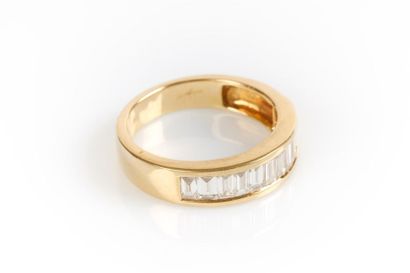 Alliance rail en or sertie de diamants baguettes...