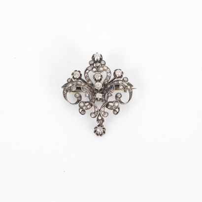 Broche feuillagée en or et argent sertie...
