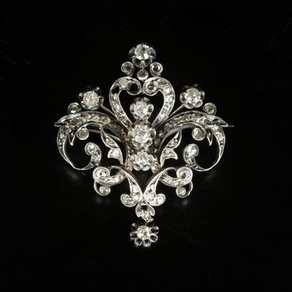 Broche feuillagée en or et argent sertie...