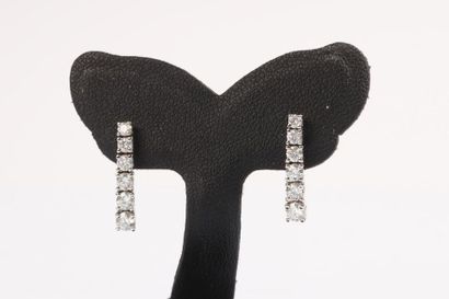 Paire de pendants d'oreilles en or blanc...