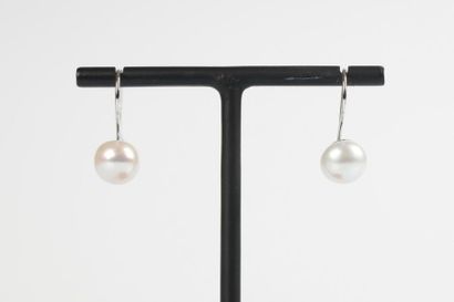 Paire de boucles d'oreilles dormeuse serties...