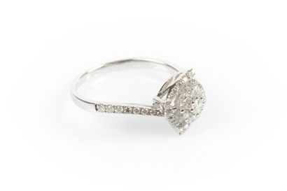 Bague en or gris sertie en son centre de...