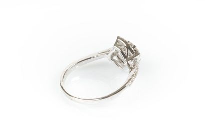 Bague en or gris sertie en son centre de...
