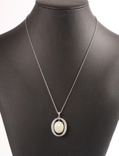 Pendentif moderne en or blanc de forme ovale,...