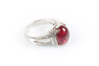 Bague en or gris sertie d'une tourmaline...