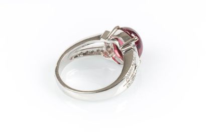 Bague en or gris sertie d'une tourmaline...