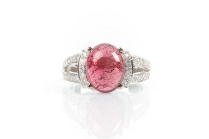 Bague en or gris sertie d'une tourmaline...