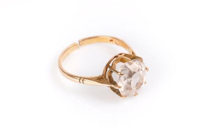 Bague en or sertie d'une pierre fine rose....