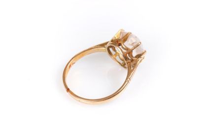 Bague en or sertie d'une pierre fine rose....