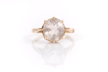 Bague en or sertie d'une pierre fine rose....