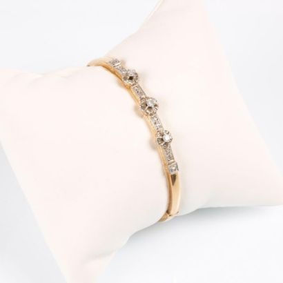 Bracelet rigide ouvrant en or de deux tons...